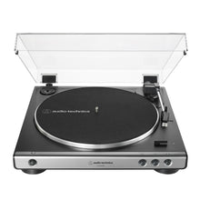 Audio Technica AT-LP60XUSB vinylafspiller sølv/sort med åben transparent støvlåg, synlig pladetallerken og kontrolknapper.