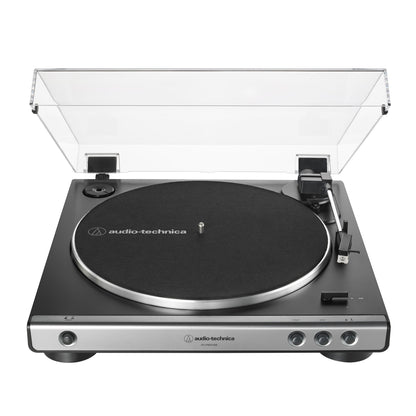 Audio Technica AT-LP60XUSB vinylafspiller sølv/sort med åben transparent støvlåg, synlig pladetallerken og kontrolknapper.