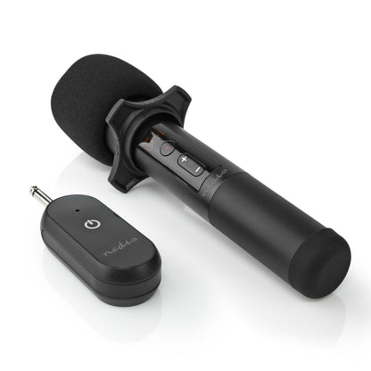 Nedis trådløst mikrofonsæt med sort trådløs mikrofon med kontrolknapper og sort modtager med powerknap.