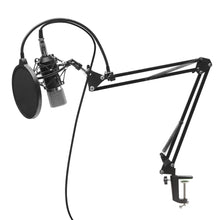 Nikabe M-2 mikrofonkit med popfilter, sort justerbar bomarm monteret på bord, kabel tilsluttet mikrofon.