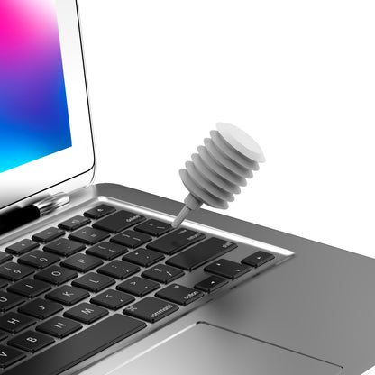 Luxorparts 20-i-1 rengøringskit ved bærbar tastatur, stor grå tegnestift mellem taster tæt på touchpad.