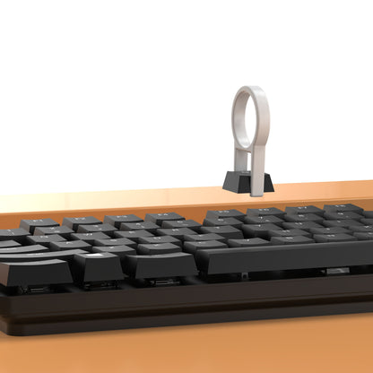 Luxorparts 20-i-1 rengøringskit fjerner smag fra sort tastatur med keycap puller på træbord.