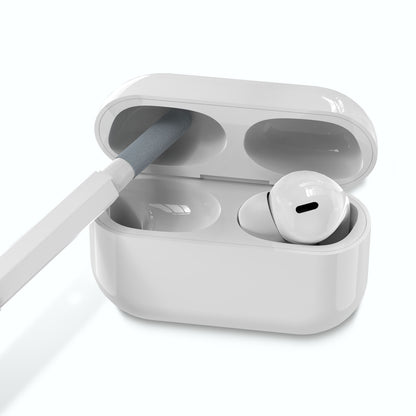 Hvid rengøringspind fra 20-i-1 sæt renser indersiden af hvid trådløs earbud-ladeetui med én earbud i.
