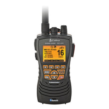 Cobra HH600 DSC VHF håndholdt vandtæt radio, sort og orange, display til kanal 16, nødinfo, knapper og antenne.