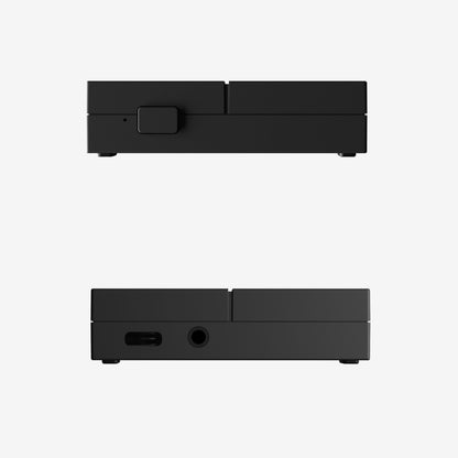 Atonemo Streamplayer netværksstreamer sort, kompakt rektangulær med topknap/port, USB-C og hovedtelefonstik nederst.