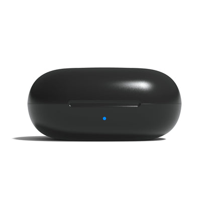 Nomadelic Solo 300 støjreducerende true wireless øretelefoner opladeetui sort med blå LED-indikator på fronten.