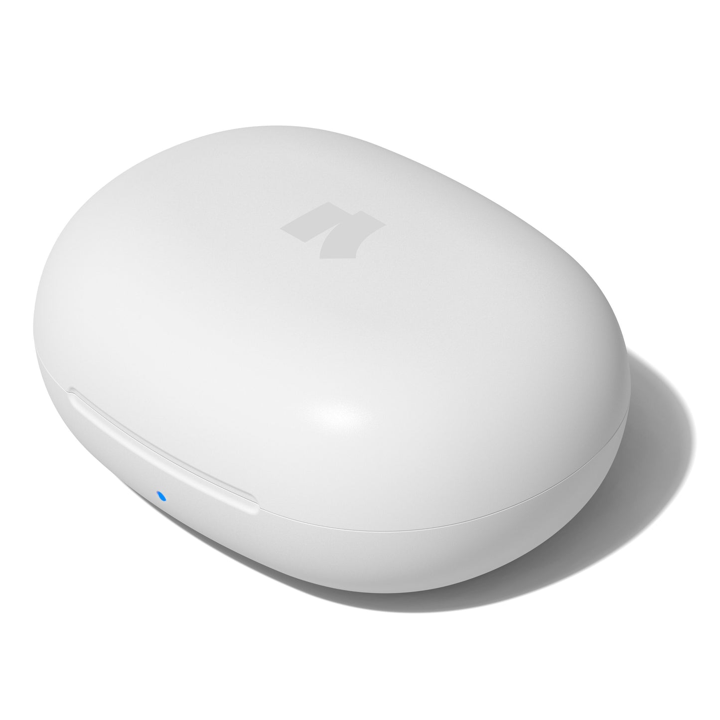 Nomadelic Solo 300 støjreducerende true wireless øretelefoner hvid med oval hvid ladeetui, blå indikator og logo på toppen.