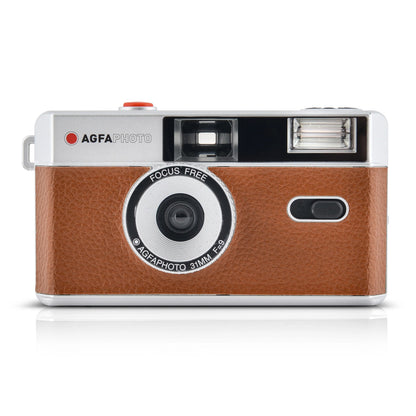 AgfaPhoto Analog kamera 35mm med brun front, sølv top, sort 31mm fokusfri linse, søger, blitz og rød udløserknap.