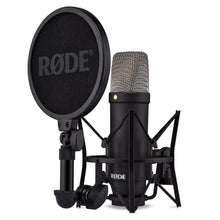 Røde NT1 Signature Series sort studiemikrofon med sølv mesh-grill i shock mount og rund popfilter med Røde-logo.