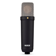 Røde NT1 Signature Series kondensatormikrofon, cylindrisk sort krop, metalnettop, lille guldfarvet punkt nær grill.