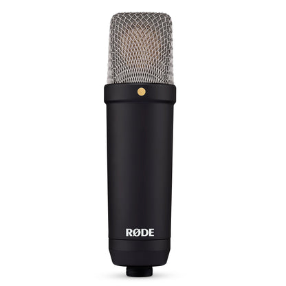 Røde NT1 Signature Series kondensatormikrofon, cylindrisk sort krop, metalnettop, lille guldfarvet punkt nær grill.