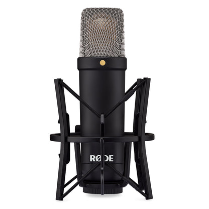 Røde NT1 Signature Series studiemikrofon sort med sølv mesh-grill, lav egenstøj, monteret på sort shock mount.