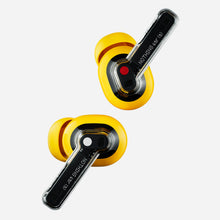 Nothing Ear (a) gule in-ear høretelefoner med transparente stænger og gule ørepropper, tekniske detaljer synlige.