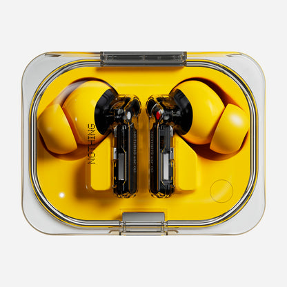 Nothing Ear (a) gul/sort in-ear høretelefoner med synlige indvendige komponenter i gennemsigtigt rektangulært etui.