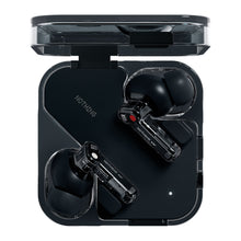 Nothing Ear trådløse høretelefoner sorteret med transparent stilk i åben gennemsigtig opladningsetui med NOTHING-logo.