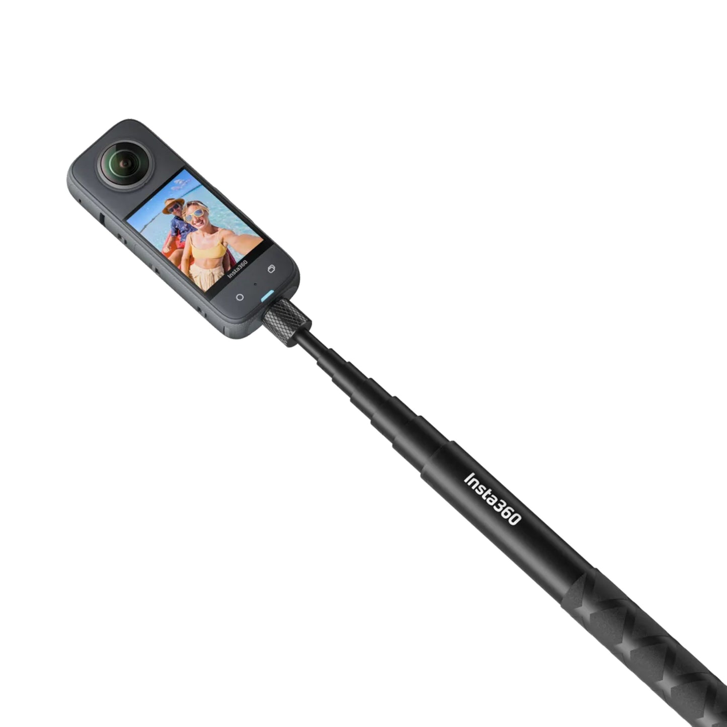 Sort Insta360 kamera monteret på Invisible Selfie Stick, skærm viser mand og kvinde tager selfie, tilbehør synlige.