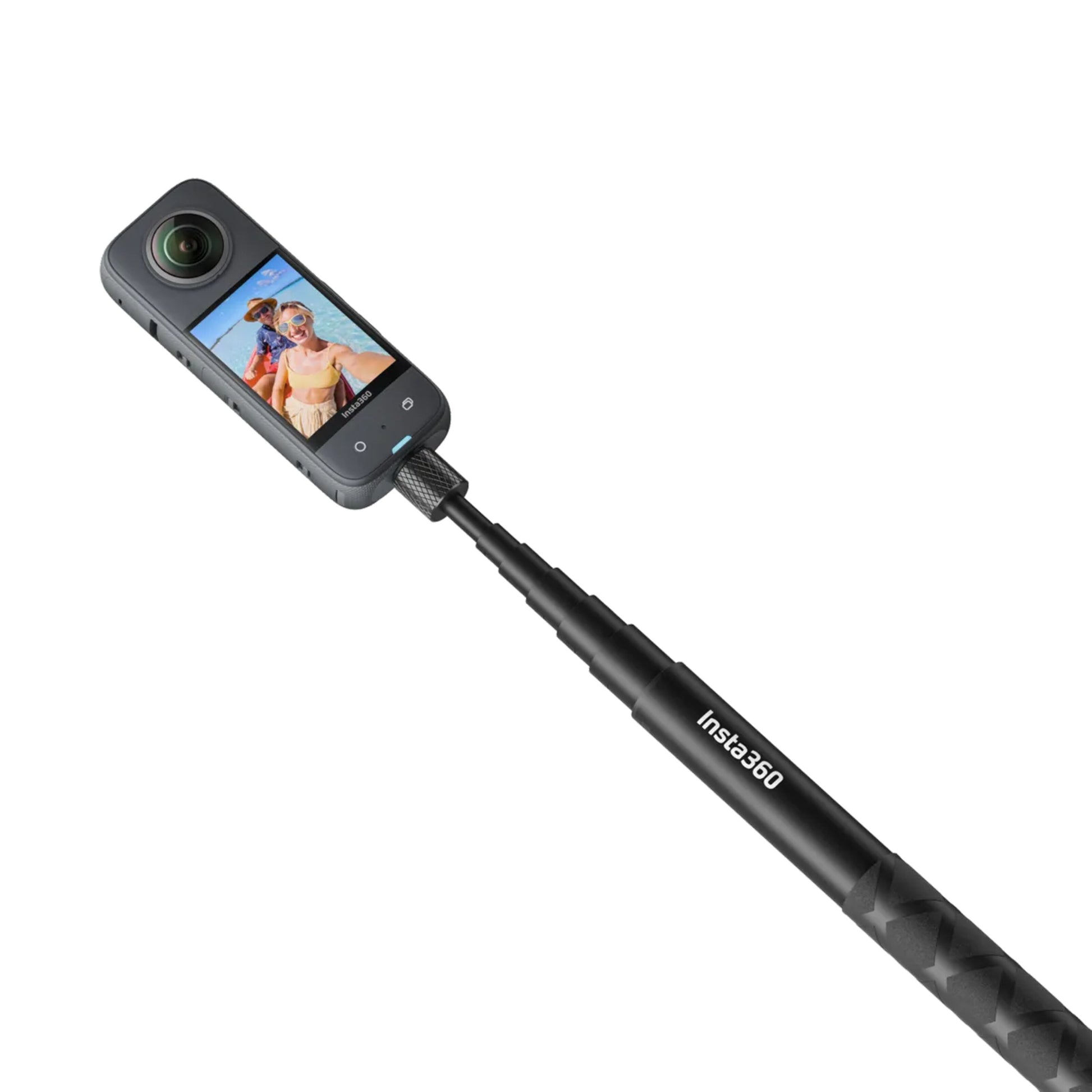 Sort Insta360 kamera monteret på Invisible Selfie Stick, skærm viser mand og kvinde tager selfie, tilbehør synlige.