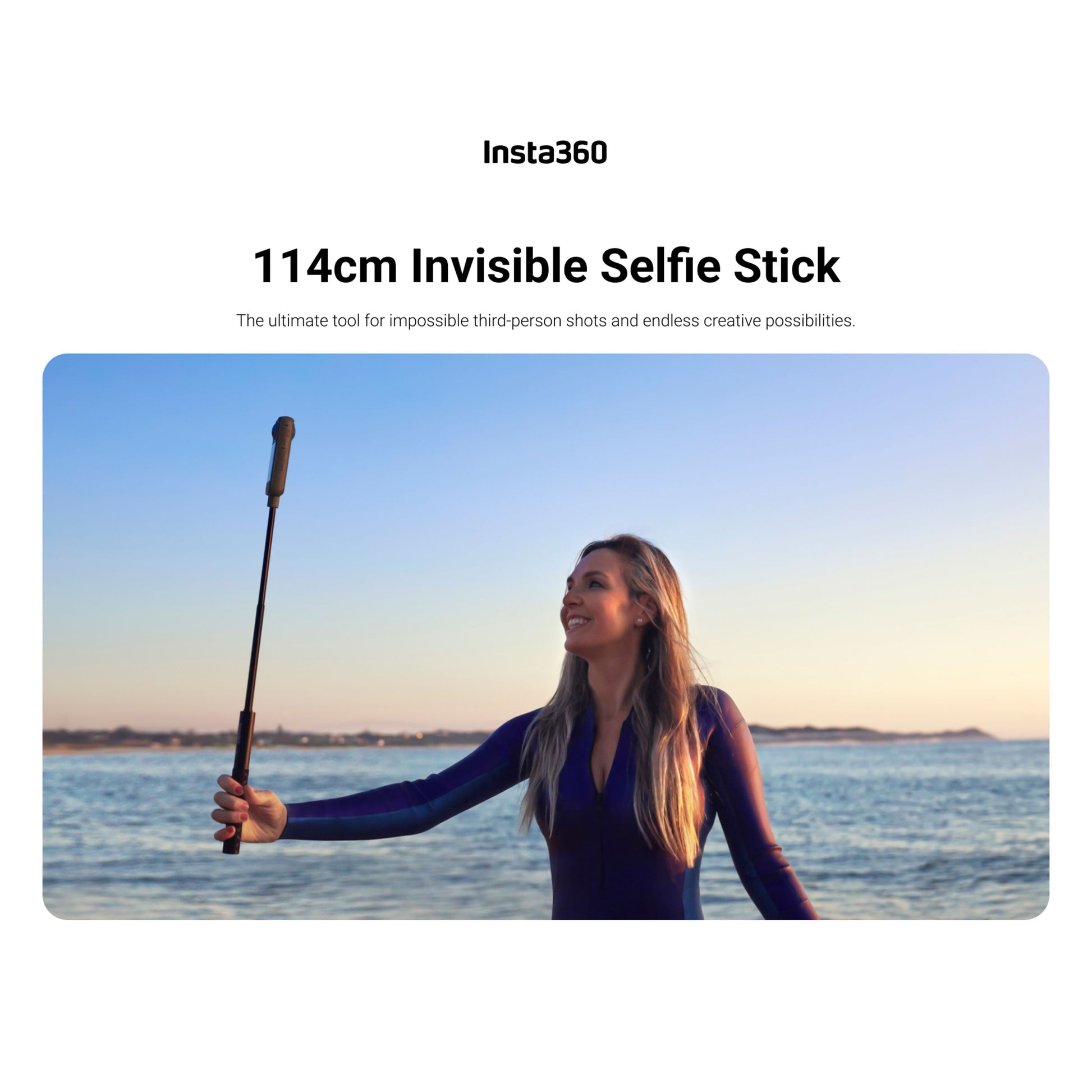 Insta360 Invisible Selfie Stick 114cm i kvindes hånd udendørs, vandoverflade og kyst i baggrunden, tekst: 114 cm.