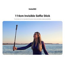 Insta360 Invisible Selfie Stick 114cm i kvindes hånd udendørs, vandoverflade og kyst i baggrunden, tekst: 114 cm.