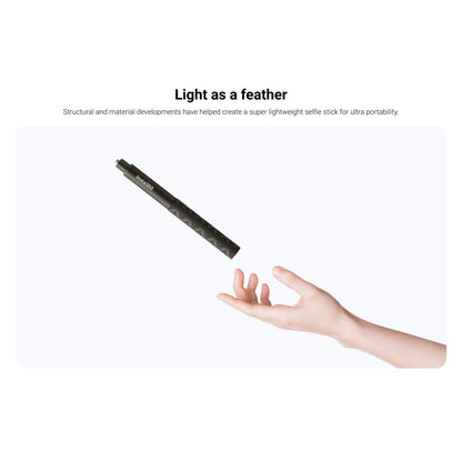 Insta360 Invisible Selfie Stick sort, letvægt svæver over hånd, tekst "Light as a feather" viser ultralet design.