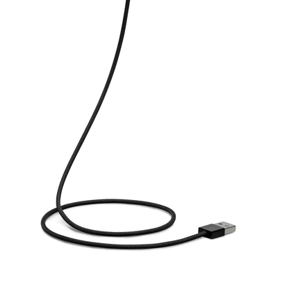 Flettet USB-A til USB-C 2.0-kabel 1 m sort med sølvfarvet stik løst oprullet, kabel strækker sig opad.
