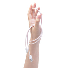 Linocell Flettet USB-A til Lightning-kabel, MFi, lyserød, 0,5 m ses holdt i hånd og viklet om håndled og fingre.