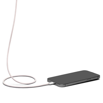 IPhone tilsluttet flettet USB-A til Lightning-kabel MFi lyserød 1m kabel synligt snoet og forbundet til port.