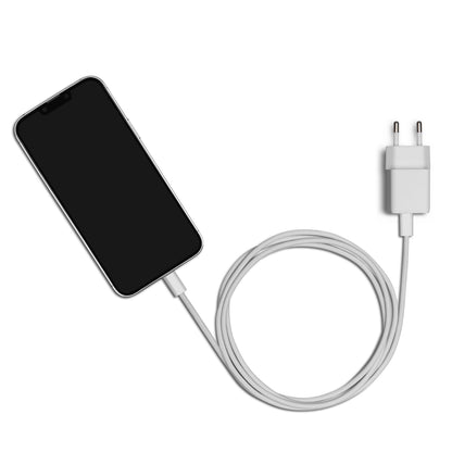 Smartphone med sort skærm tilsluttet 2 m flettet USB-C til Lightning MFi-kabel, hvid lader med to runde ben.