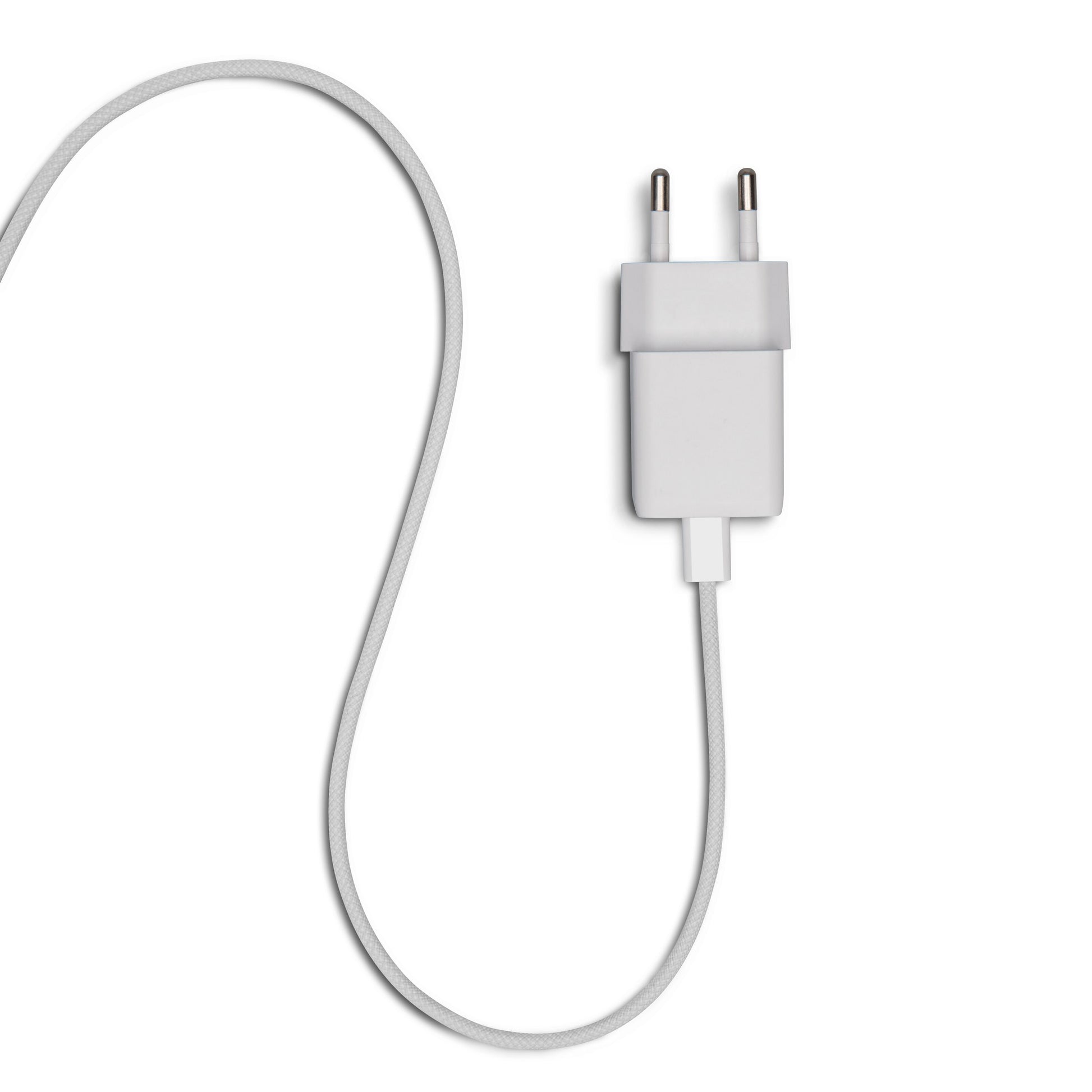 Flettet USB-C til Lightning-kabel (MFi, 2 m) i hvid med tobenet hvid stikprop og synlige runde ben.