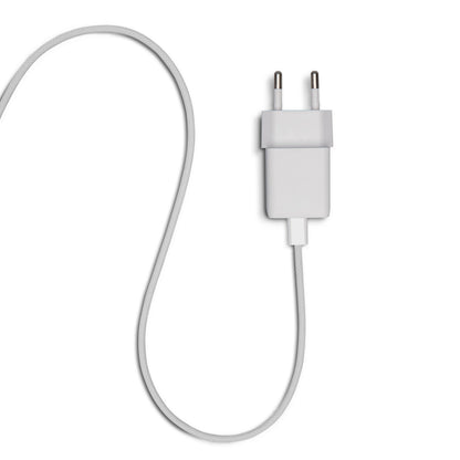 Flettet USB-C til Lightning-kabel (MFi, 2 m) i hvid med tobenet hvid stikprop og synlige runde ben.