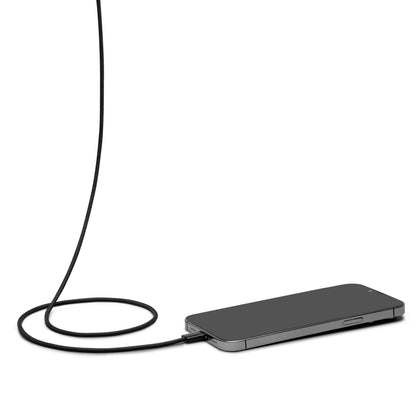Sort smartphone tilsluttet sort flettet USB-C til Lightning-kabel (MFi, 0,5 m), kabel i løs bue.