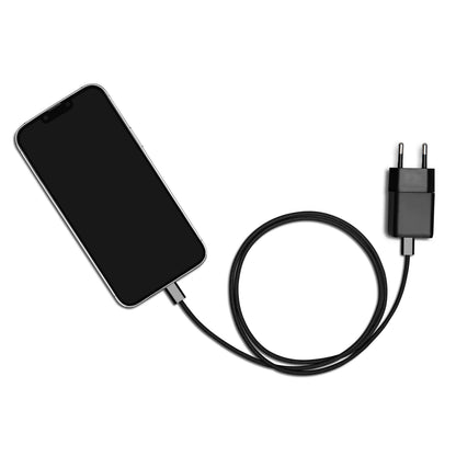 Smartphone med flettet USB-C til Lightning-kabel (MFi, sort, 0,5 m) tilsluttet sort 30 W vægoplader med to runde ben.