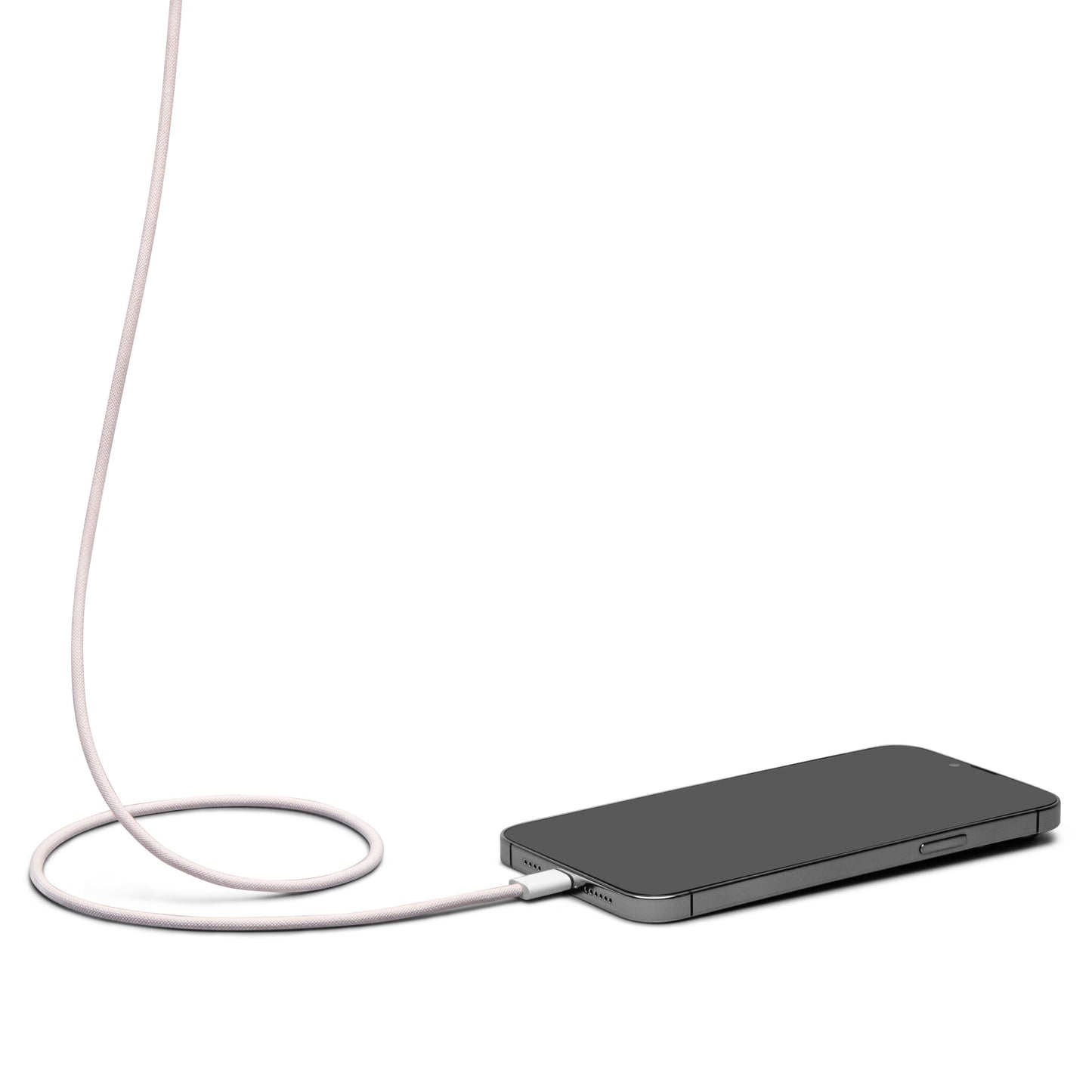 IPhone med slukket skærm tilsluttet flettet USB-C til Lightning-kabel (MFi, lyserød, 1 m), kabel buer opad.