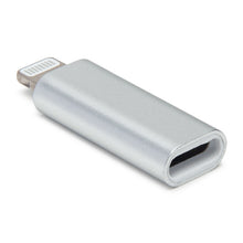 USB-C til Lightning-adapter, sølv, Lightning-stik i den ene ende og USB-C-port i den anden.