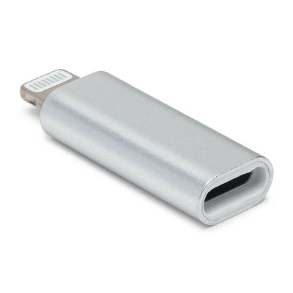 USB-C til Lightning-adapter, sølv, Lightning-stik i den ene ende og USB-C-port i den anden.
