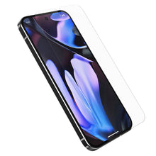 Pixel 9 Pro XL med farverigt tapet, Otterbox Premium Glas til Pixel 9 Pro XL delvist justeret over skærmen.