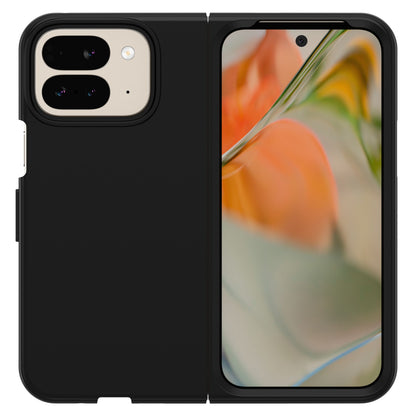 Smartphone i Otterbox Thin Flex 9 Pro Fold Sort cover, åben med dualkamera bagpå og skærm med abstrakt sløret design.