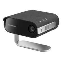 ViewSonic M1XG bærbar sort LED-projektor med Harman Kardon-højttalere, stoftekstur, frontlinse, sideventiler, 360° stativ.