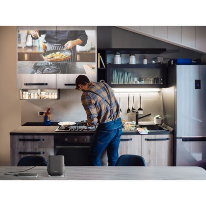 ViewSonic bærbar projektor M1XG med Harman Kardon-højttalere projicerer køkken-tutorial i lyst moderne rum.