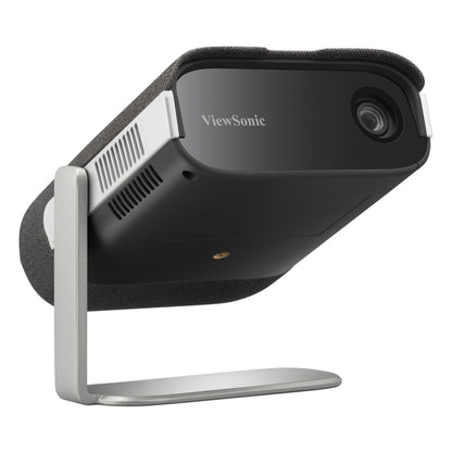Viewsonic M1XG bærbar projektor med Harman Kardon-højttalere på sort-sølv 360° stativ set fra lav vinkel.