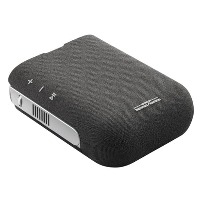 ViewSonic M1XG sort bærbar projektor med Harman Kardon-højttalere, stofcover, sideknapper til lyd og afspilning.