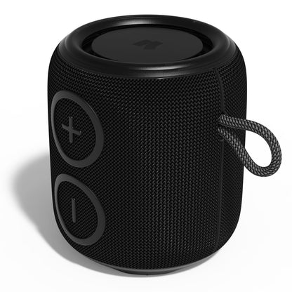 Nomadelic Loud 705 Bluetooth-højttaler sort med stofmesh, IPX7 vandtæt, Bluetooth 5.0, volumeknapper og logo på toppen.