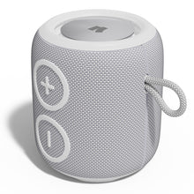 Nomadelic Loud 705 vandtæt Bluetooth-højttaler grå, kompakt cylinder i lysegråt stof, store volumeknapper, sideloop.