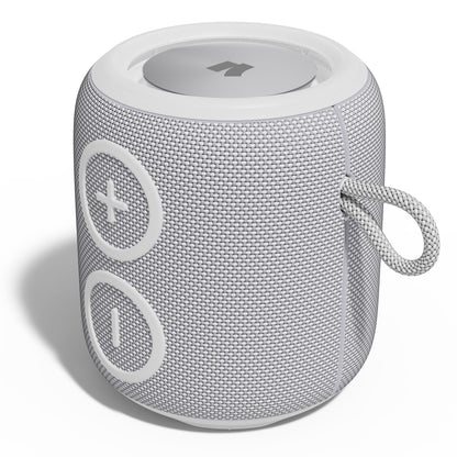 Nomadelic Loud 705 vandtæt Bluetooth-højttaler grå, kompakt cylinder i lysegråt stof, store volumeknapper, sideloop.