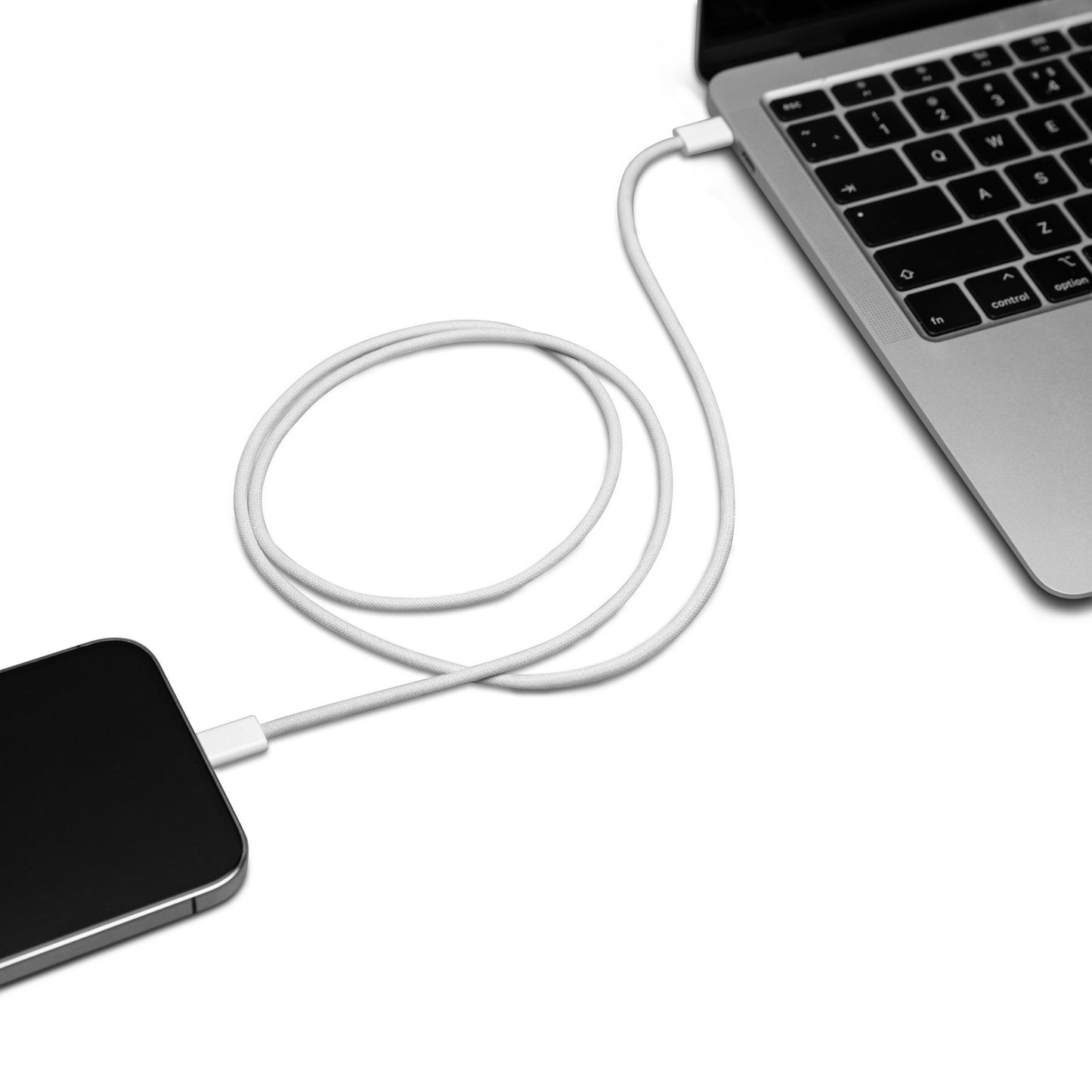 Linocell flettet USB-C 2.0 kabel 240 W hvid 1 m tilsluttet smartphone og laptop, kabel synligt mellem enheder.