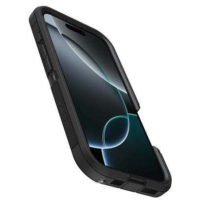 IPhone 16 Pro i Defender XT Dark Side Robust sort cover med forstærkede hjørner, vinkelvisning.