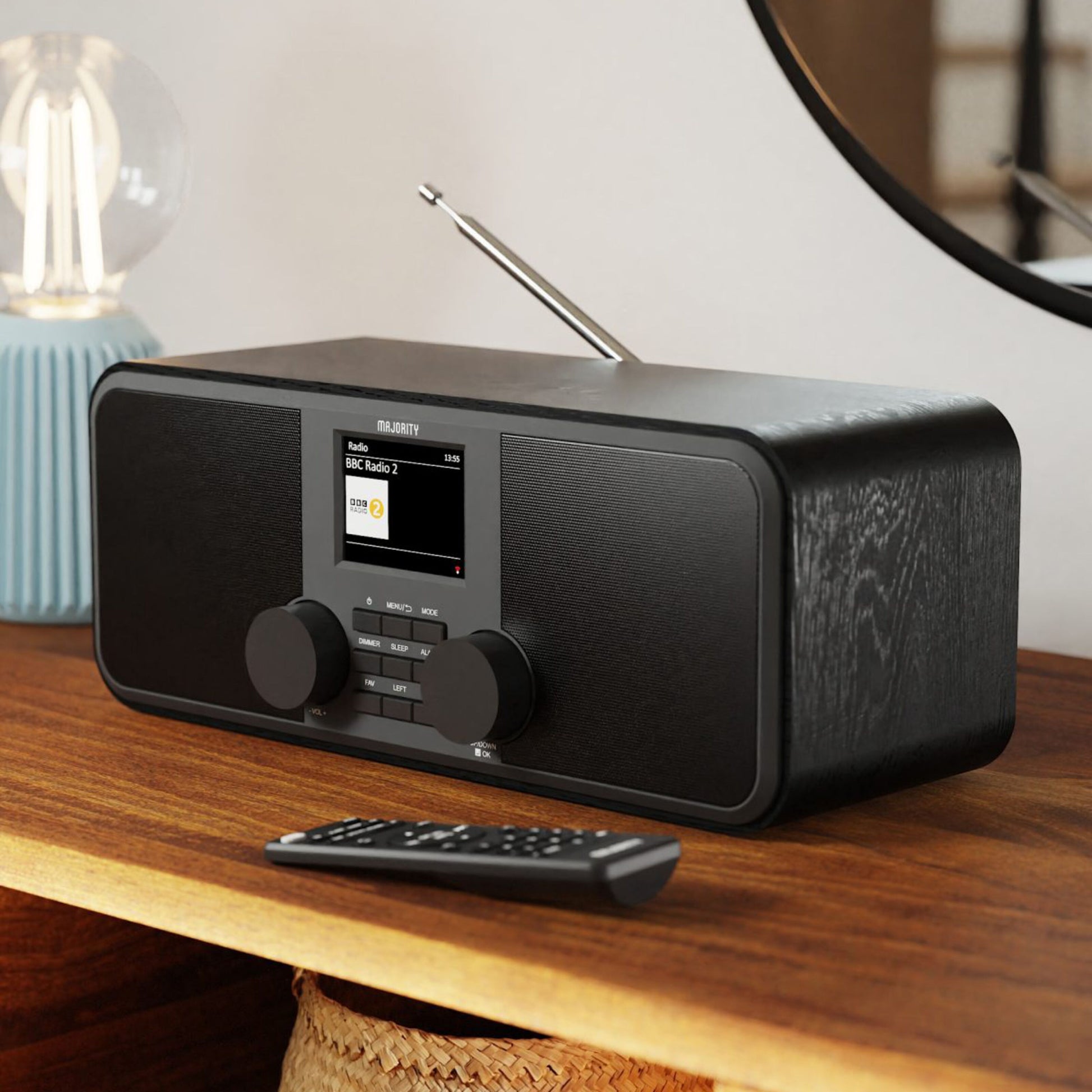 Majority Rostock internetradio sort med DAB+, Spotify Connect, to store drejeknapper, knapper, farvedisplay og ekst. antenne.