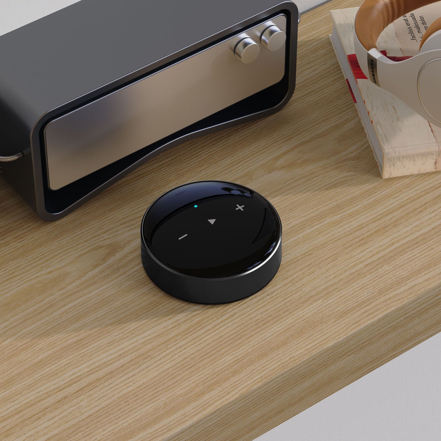WiiM Mini sorterer lydstreamere med touchknapper til lydstyrke og afspilning, trådløs Hi-Res Audio, placeret på træhylde.