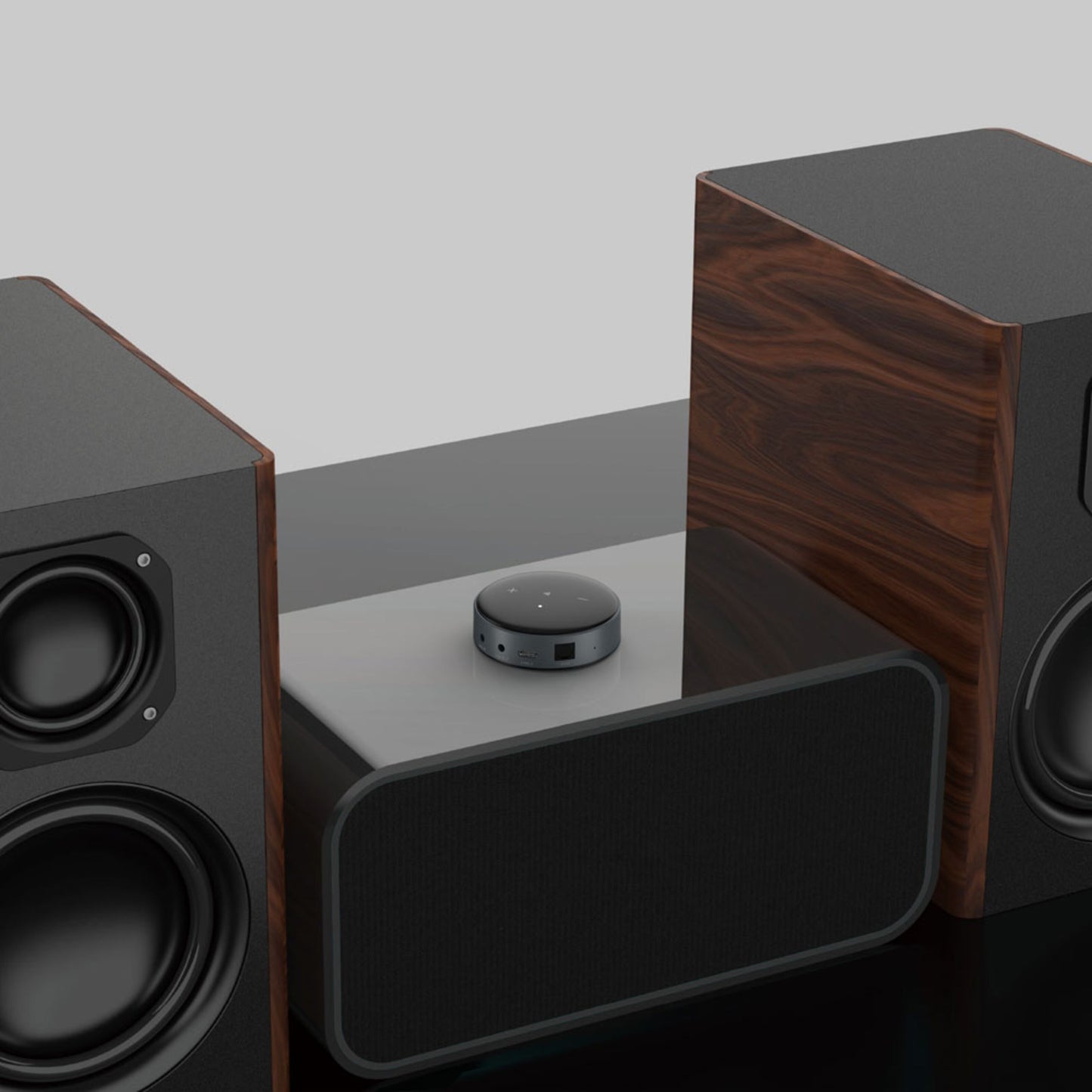 WiiM Mini lydstreamer sort på blank overflade mellem to store trådløse højtalere med sort front, Hi-Res Audio.