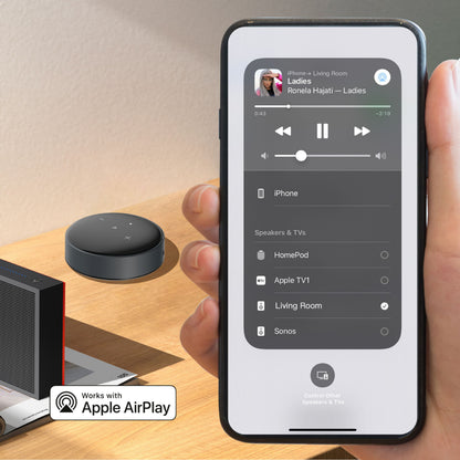 WiiM Mini lydstreamer vises ved siden af smartphone med Apple AirPlay-menu og Hi-Res Audio, Apple AirPlay-logo synligt.